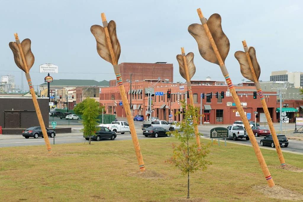 Old Fort Loft King & Queen Suites Nearest Accomodation To Marshals Museum Power Your Ev For Free! Форт-Смит Экстерьер фото