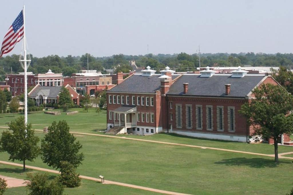 Old Fort Loft King & Queen Suites Nearest Accomodation To Marshals Museum Power Your Ev For Free! Форт-Смит Экстерьер фото